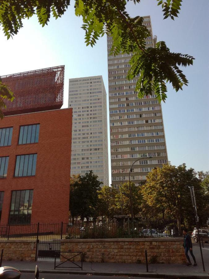 아시아 인 파리 외부 사진